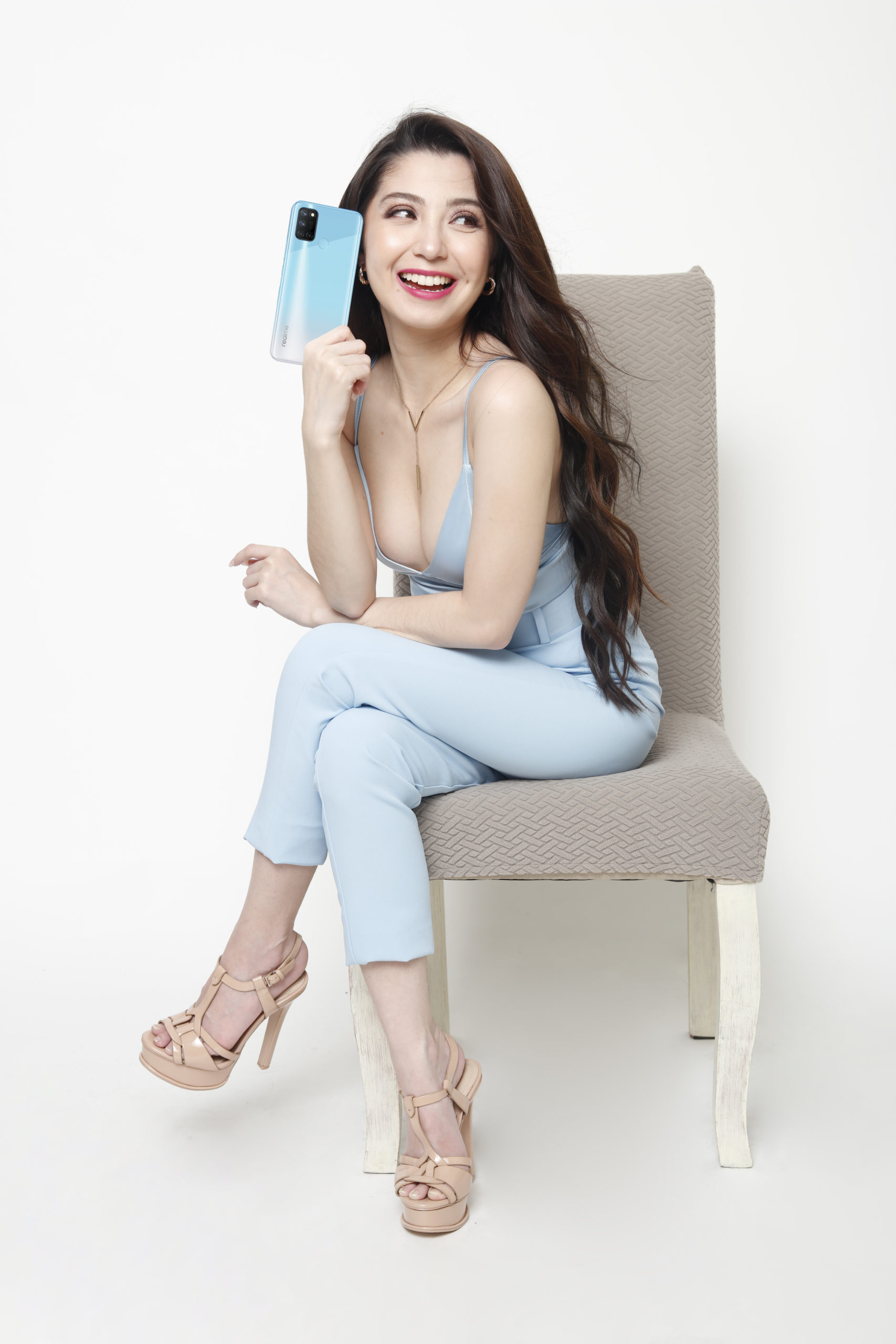 realme PH elevates style with Donnalyn Bartolome using the realme 7i
